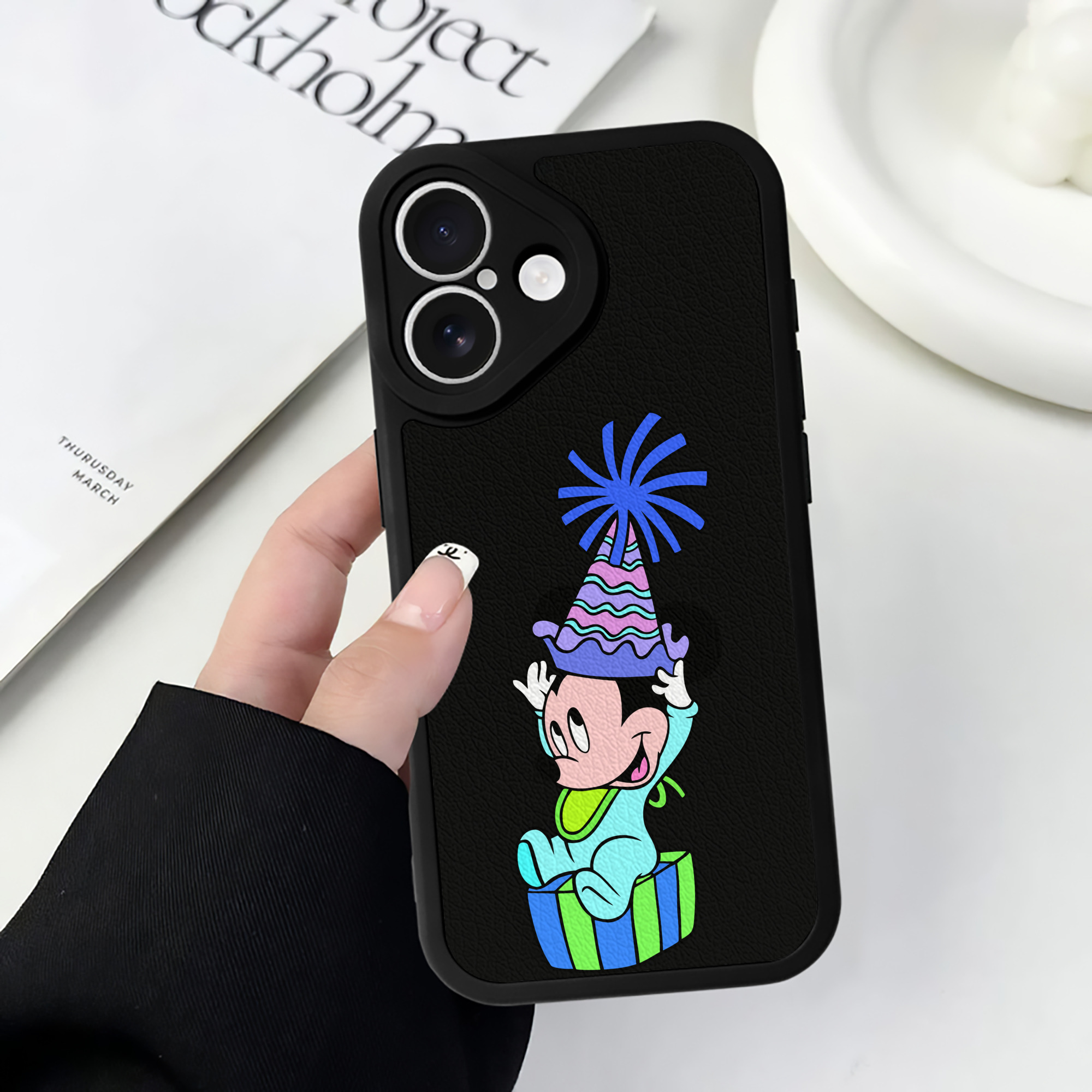 （画像用） ミッキーマウス Mickey Mouse 【iPhone 16シリーズ対応】シリコンスマホケース（レザー調） 材質：シリコン